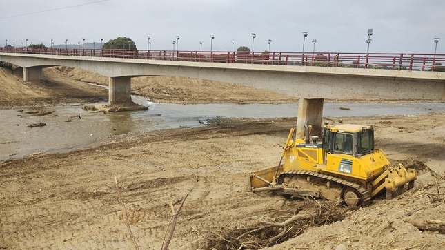 Comenzaron los trabajos de limpieza y descolmatación del cauce del río Moche, entre los puentes Santa Rosa y Moche.   