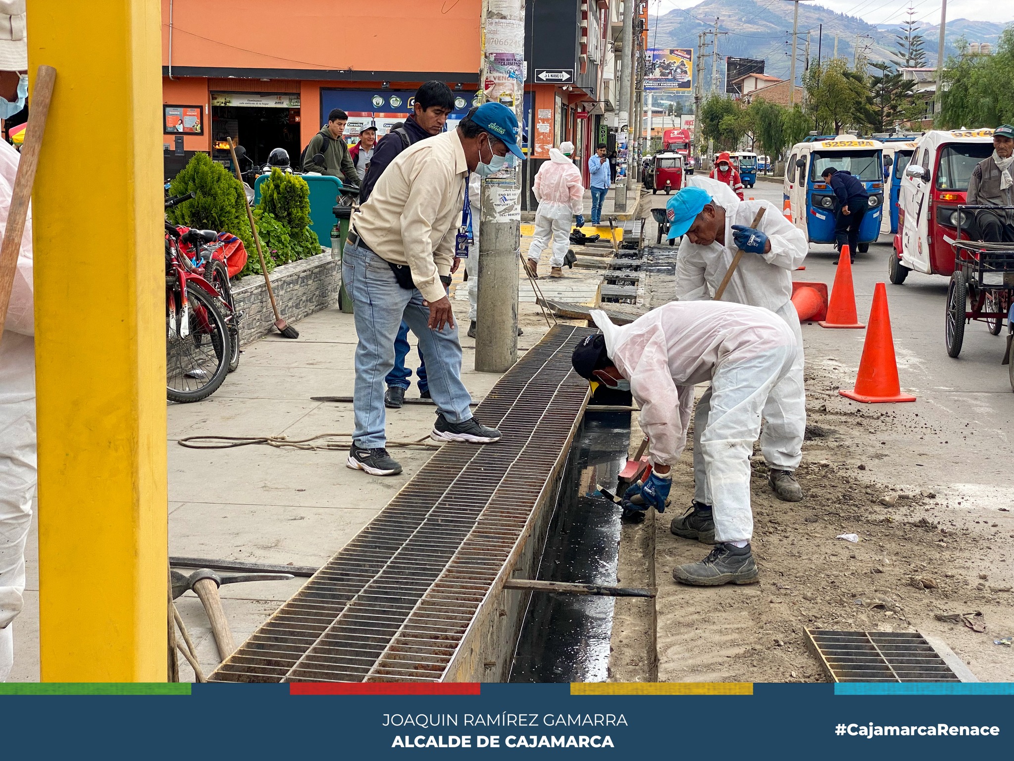 En un esfuerzo constante y comprometido por parte de nuestra gerencia de Desarrollo Ambiental, estamos realizando un trabajo intensivo de desarenado y limpieza de cunetas a lo largo de toda la avenida Andrés Zevallos. Hoy por la mañana se realizó el trabajo muy cerca a la Universidad Privada del Norte y continuará hasta la intersección de la avenida Hoyos Rubio.
⚠️Invocamos a todos los ciudadanos a ser más responsables y no arrojar basura en nuestras calles o cunetas, con una acción de cuidado, podemos prevenir futuros desastres que afecten a miles de cajamarquinos.