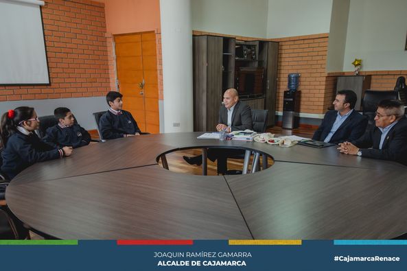 El alcalde provincial de Cajamarca, Joaquin Ramírez Gamarra, junto a los regidores Jorge Rojas y Segundo Castañeda, visitaron las instalaciones de la Escuela Superior de Formación Artística Mario Urteaga Alvarado, para gestionar la consolidación de un convenio marco de cooperación institucional que permita que nuestros artistas cajamarquinos puedan tener mayores oportunidades para mostrar su talento y mejores condiciones para su formación artística.
✅La primera autoridad edil, confirmó su compromiso de seguir trabajando de la mano del arte y la cultura anunciando que la Casona Toribio Casanova y el pasaje De La Cultura, serán espacios propicios para que se puedan desarrollar actividades en favor de la promoción que tanto necesitan nuestros artistas cajamarquinos.