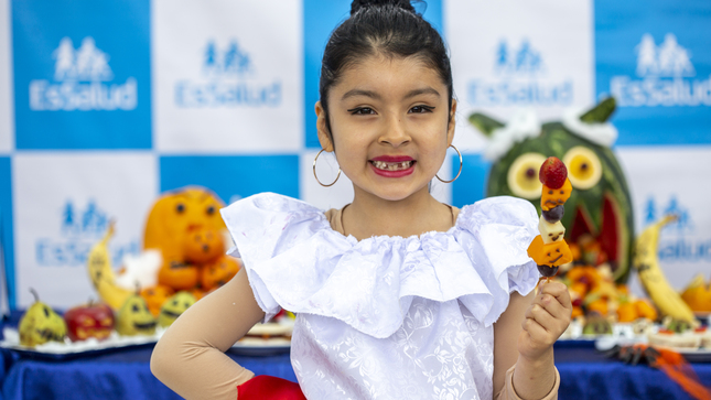 niños comiendo dulces saludables en Halloween