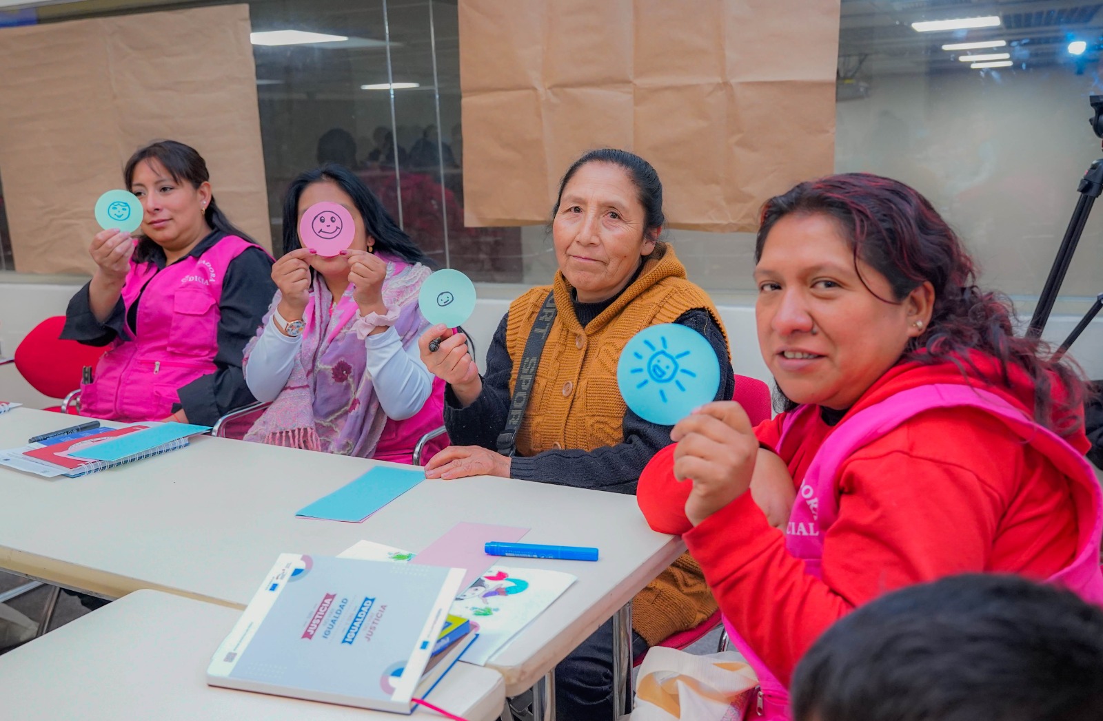 Lideresas Comunitarias reciben importante taller de capacitación para unificar criterios en la ruta de atención en casos de violencia