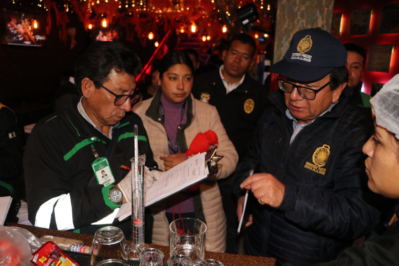 Incautan 50 galones de alcohol al interior de restaurante pizzería "La Previa"