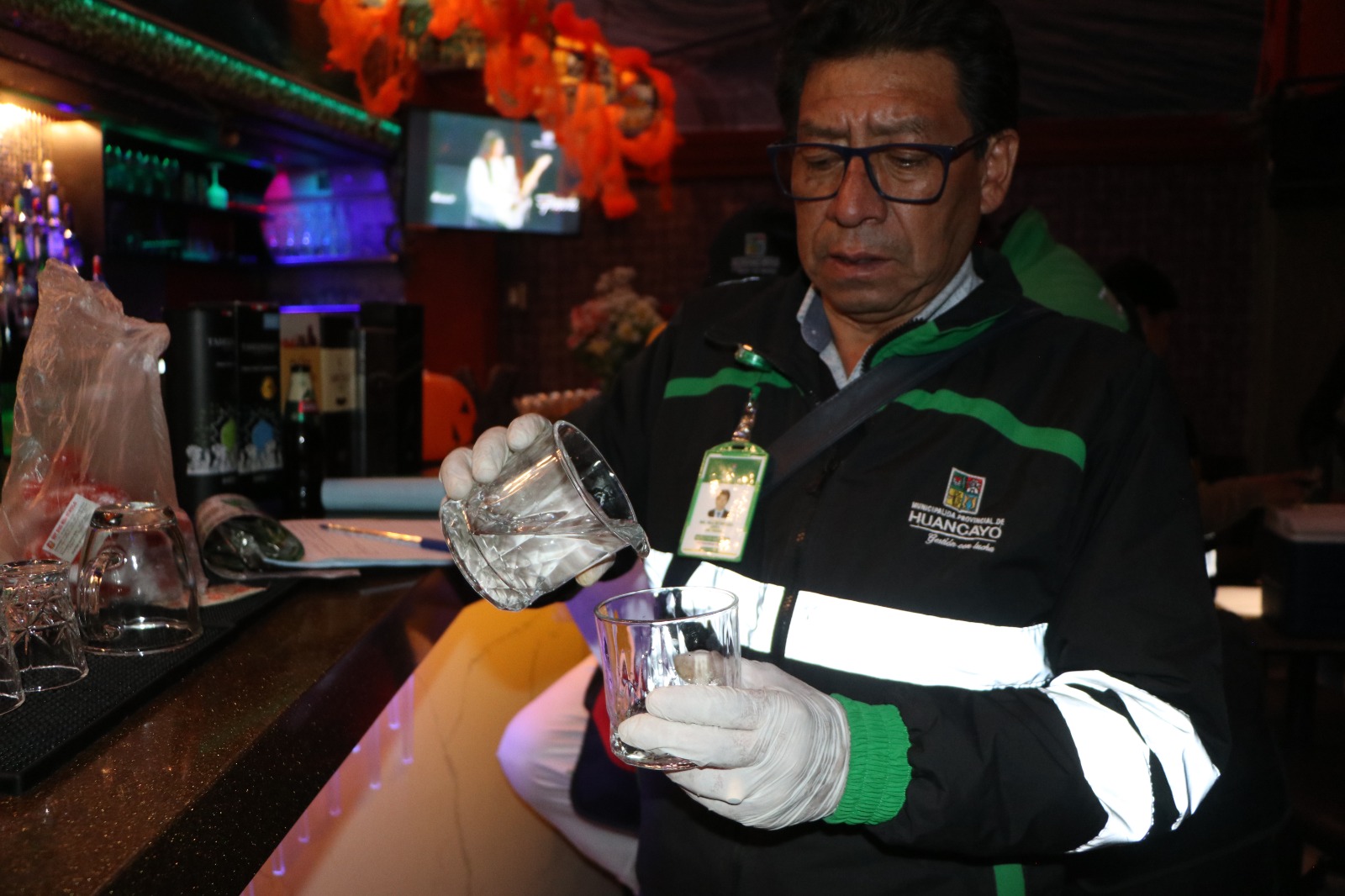 Incautan 50 galones de alcohol al interior de restaurante pizzería "La Previa"