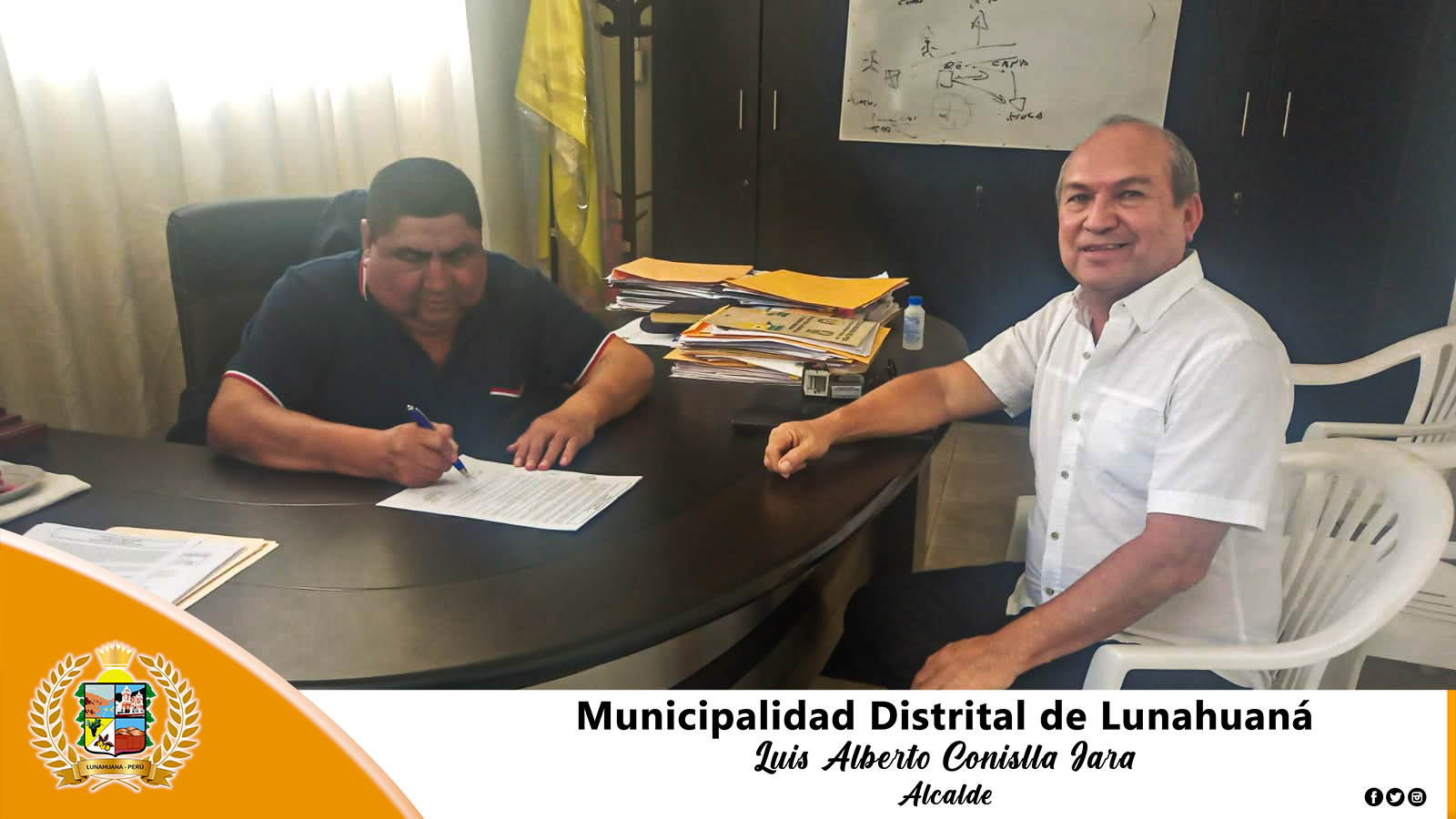 El burgomaestre del distrito de Lunahuaná, Sr. Luis Alberto Conislla Jara firmo el contrato de adquisición de un camión cisterna con el representante de la empresa Attix Motors Sociedad Anónima Cerrada.
De esta manera, se reafirma el compromiso de nuestra autoridad edil con la Capital Turística y Cultural de la Provincia de Cañete.
#EnGestionChavelonEsLaSolucion