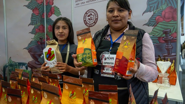 Productor asistido por Devida muestra el café 