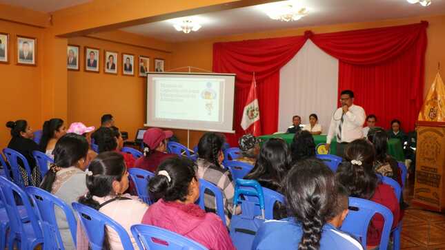 MUNICIPALIDAD DE HUAURA IMPULSA CAPACITACIÓN EN BUENAS PRÁCTICAS DE MANUFACTURAS PARA COMERCIANTES DE "LA PARADITA"