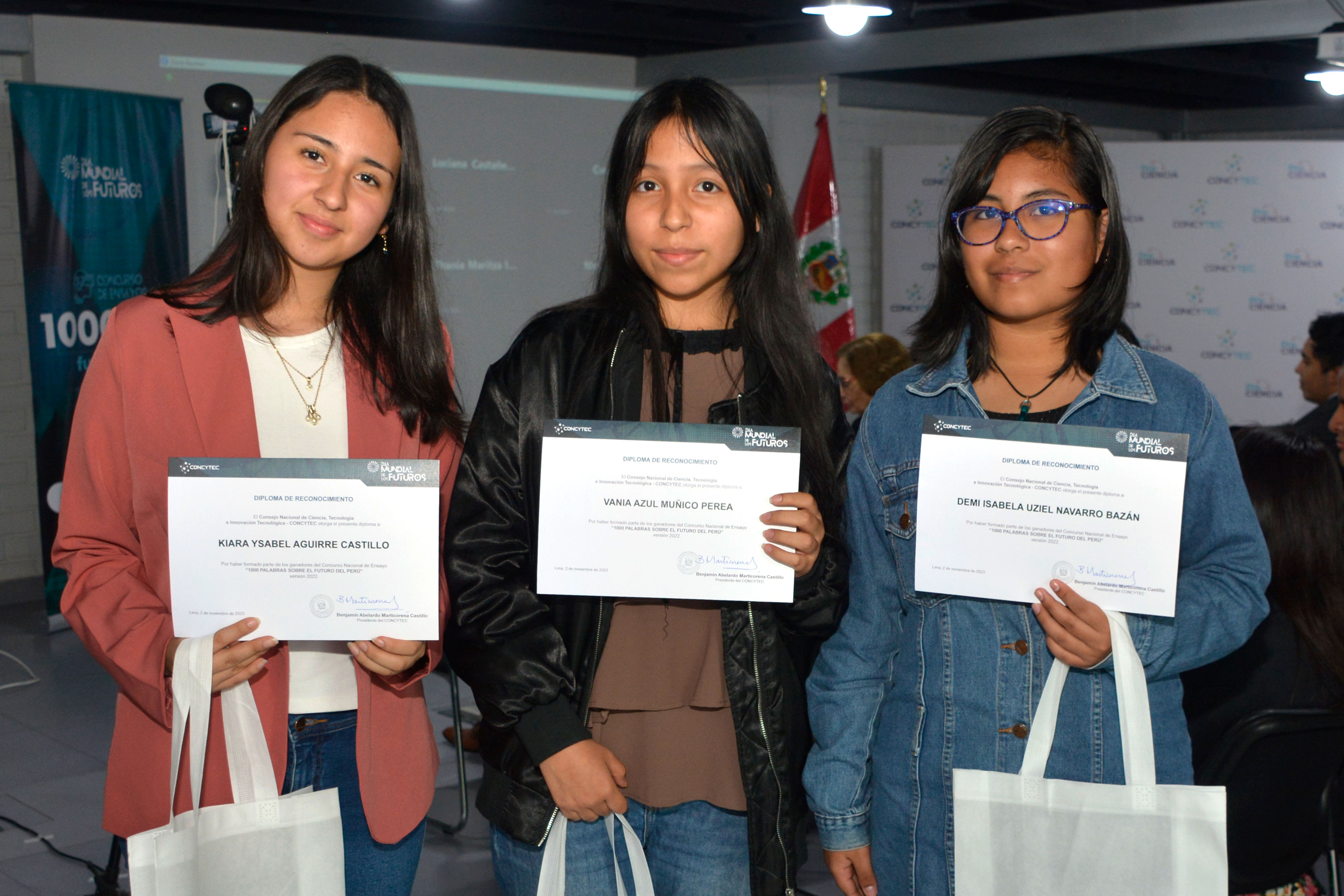 Presentan libro de ensayos “1000 palabras sobre el futuro del Perú” escrito por adolescentes y jóvenes de 16 regiones del país