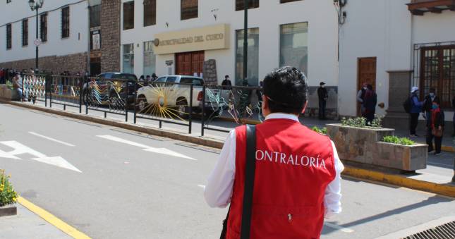 La Contraloría General de la República detectó que los vehículos de la Municipalidad Provincial de Cusco no cuentan con pólizas de seguro patrimonial para sus bienes muebles; asimismo, la póliza del Seguro Obligatorio de Accidentes de Tránsito (SOAT) de los vehículos automotores están vencidos, lo que genera un riesgo ante eventuales siniestros en la operatividad de las unidades y lesiones de las personas.