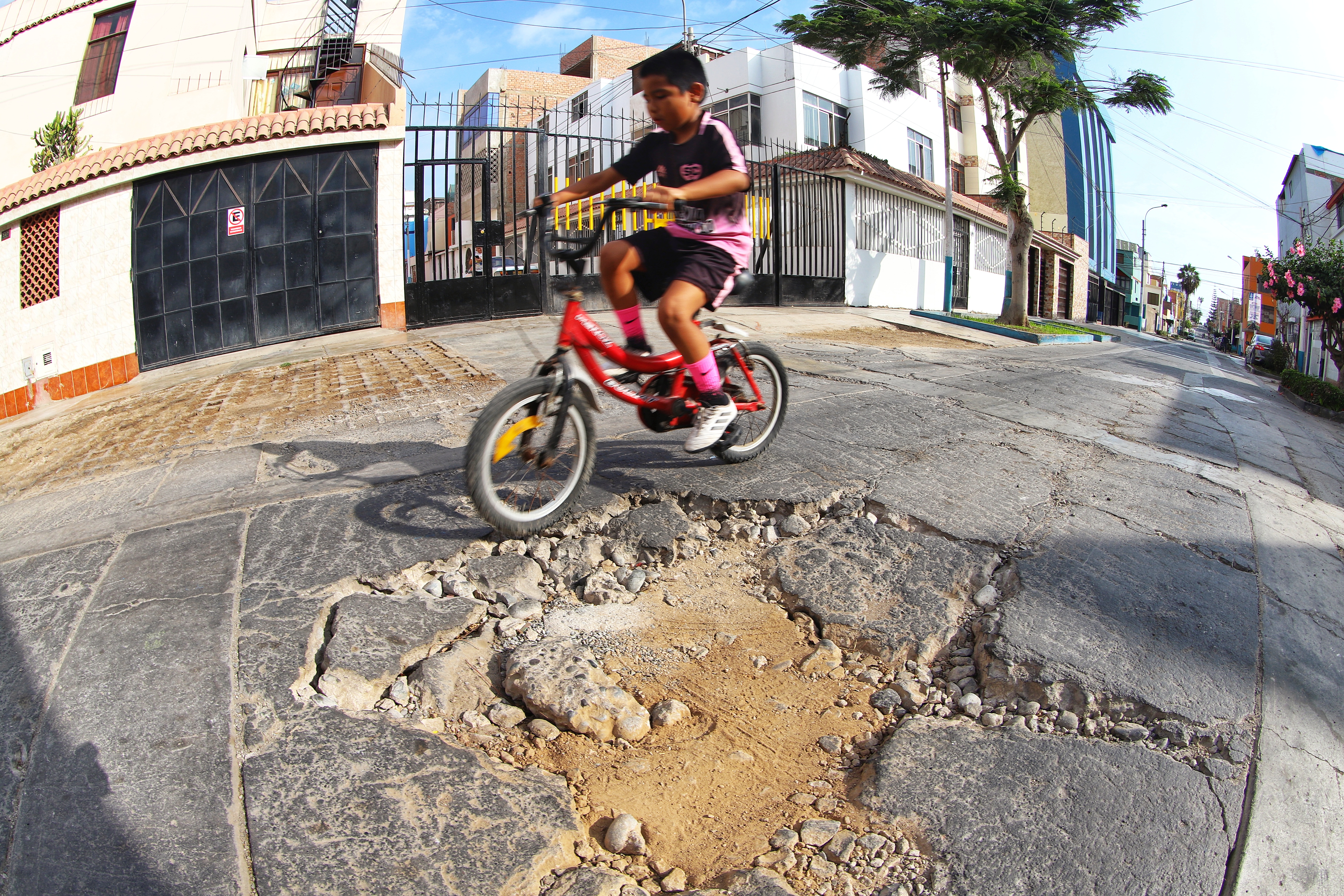 Proyecto de inversión para recuperar pistas y veredas beneficiará a más de 45,000 vecinos de La Perla