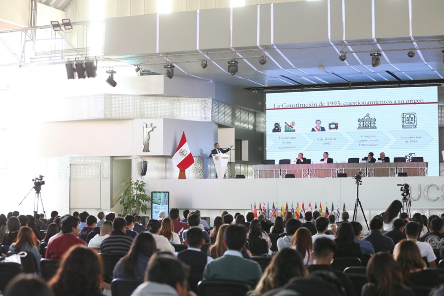 Presidente del TC Francisco Morales dio conferencia magistral sobre los 30 años de vigencia de la Constitución de 1993 en Congreso de Derecho Constitucional en Arequipa