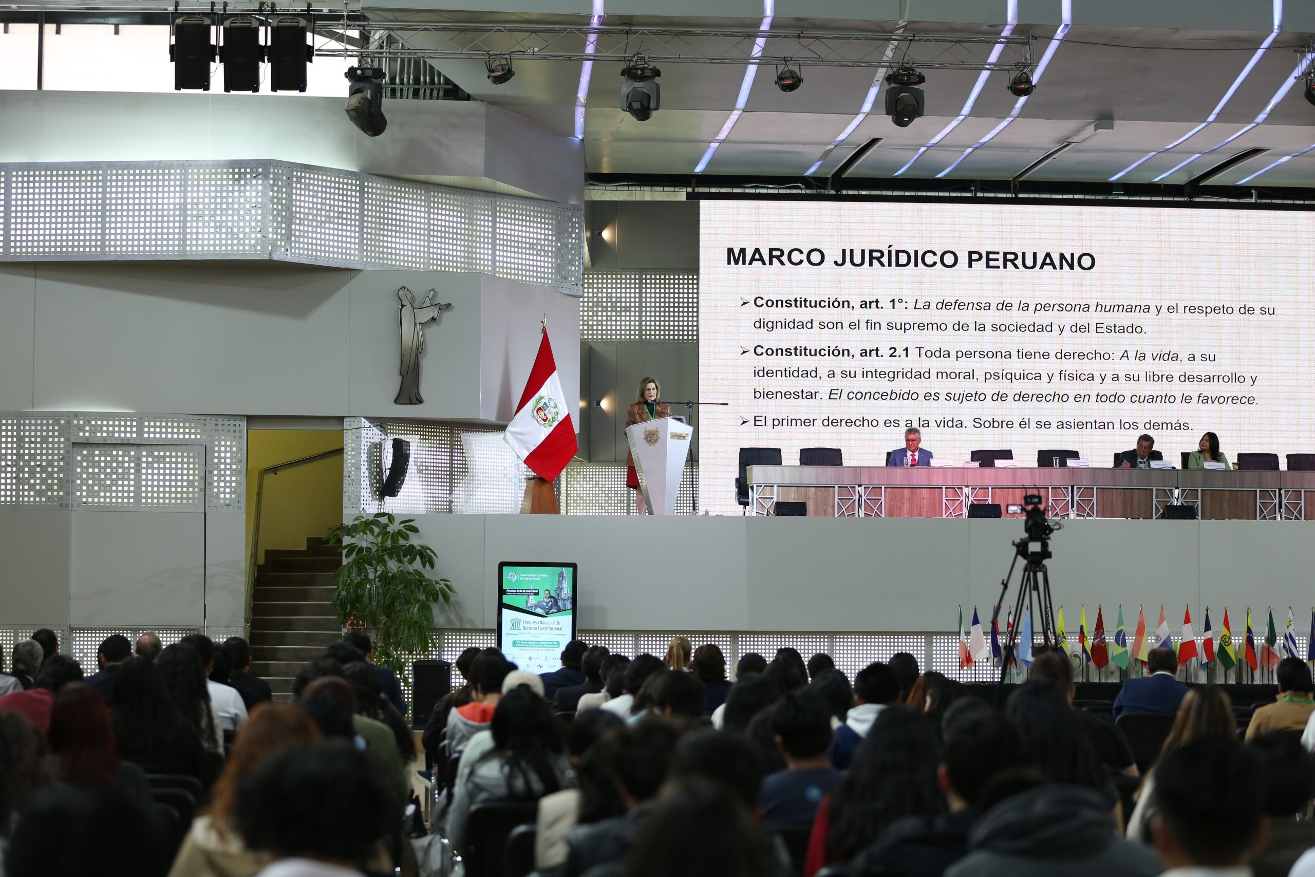Vicepresidente del TC Luz Pacheco dio conferencia magistral sobre eutanasia y respeto a la dignidad humana.