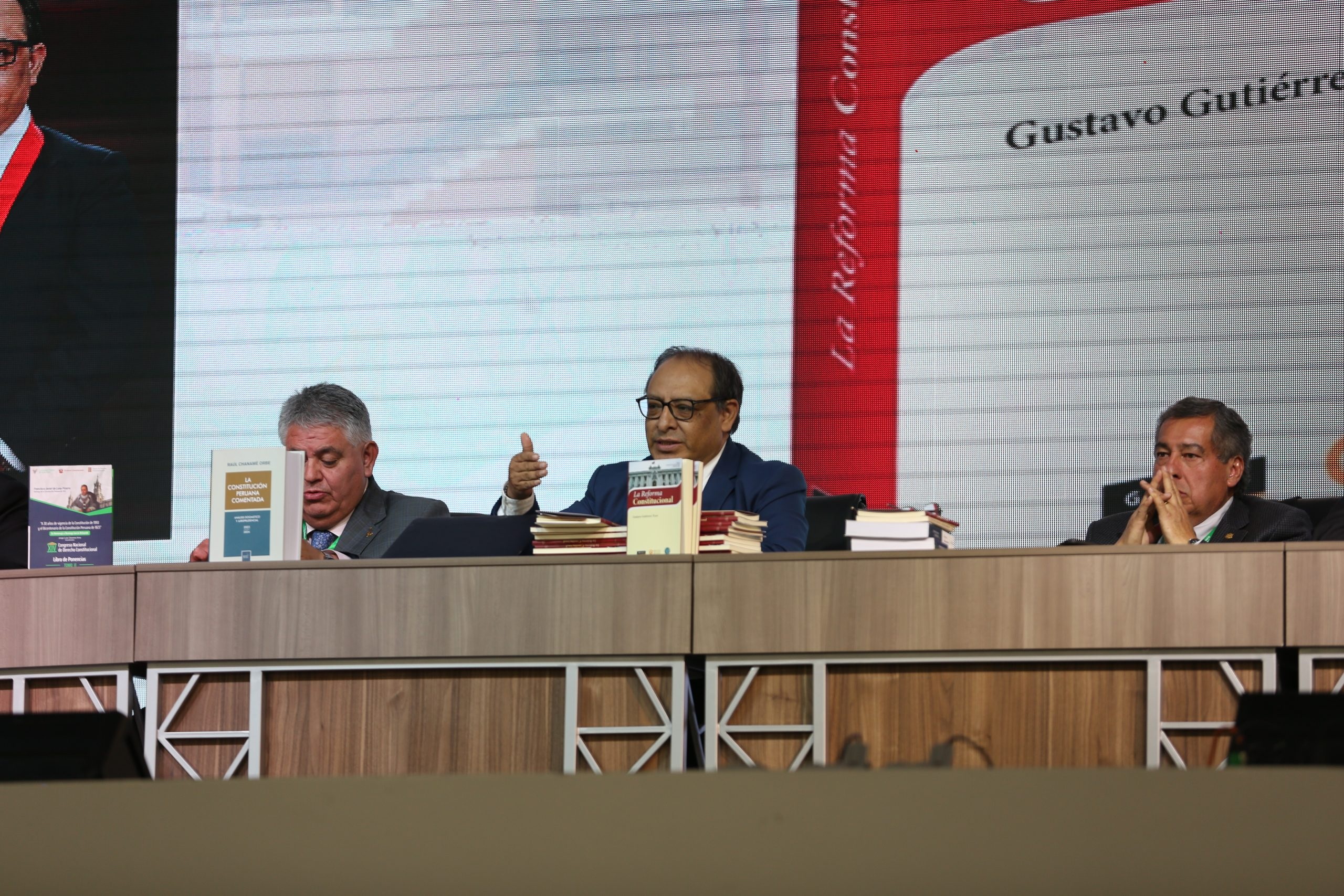 El magistrado del TC Gustavo Gutiérrez Ticse participó en la presentación de su libro La Reforma Constitucional.