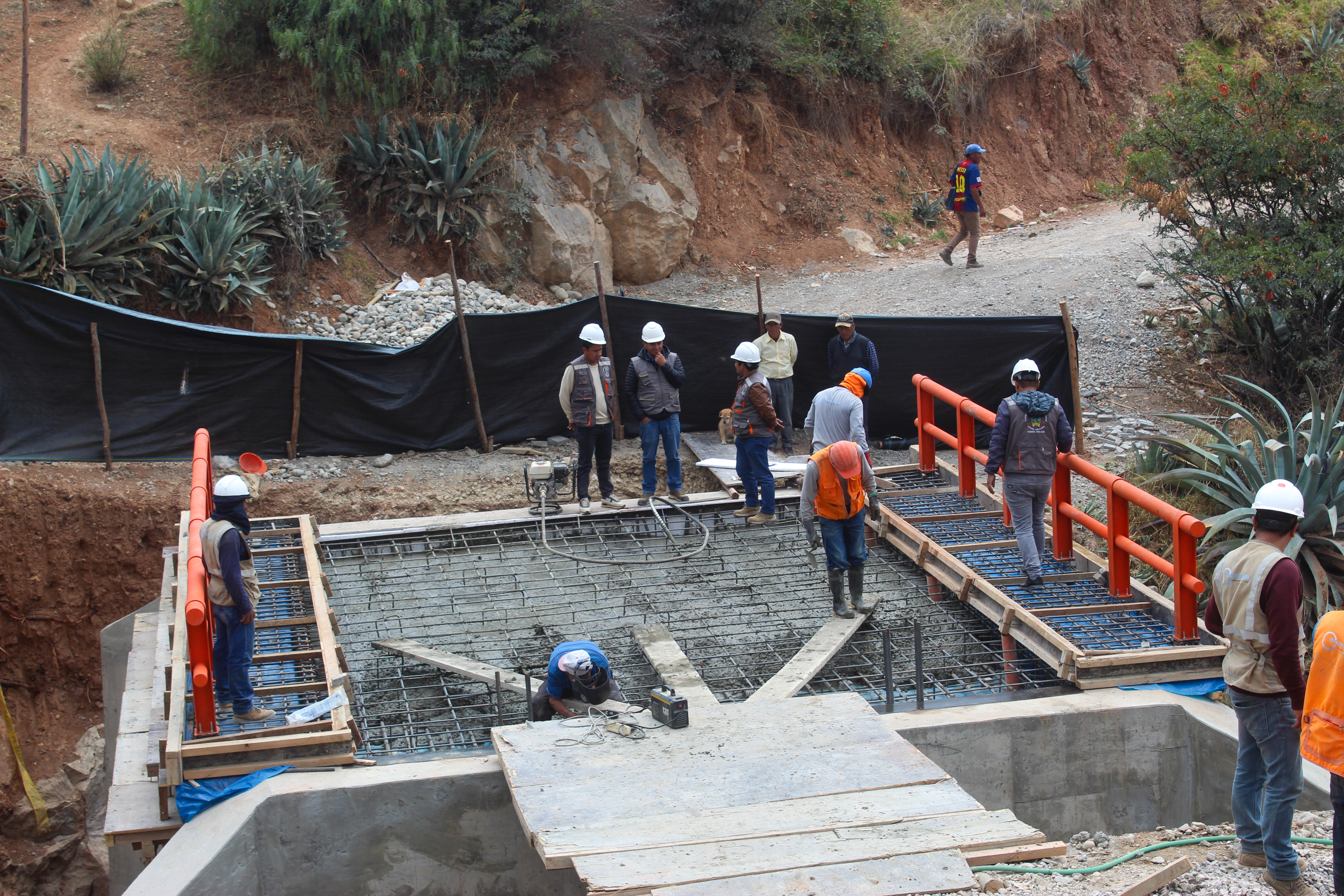 Alcalde Provincial supervisa el avance del proyecto de renovación del puente Huyuchaca
