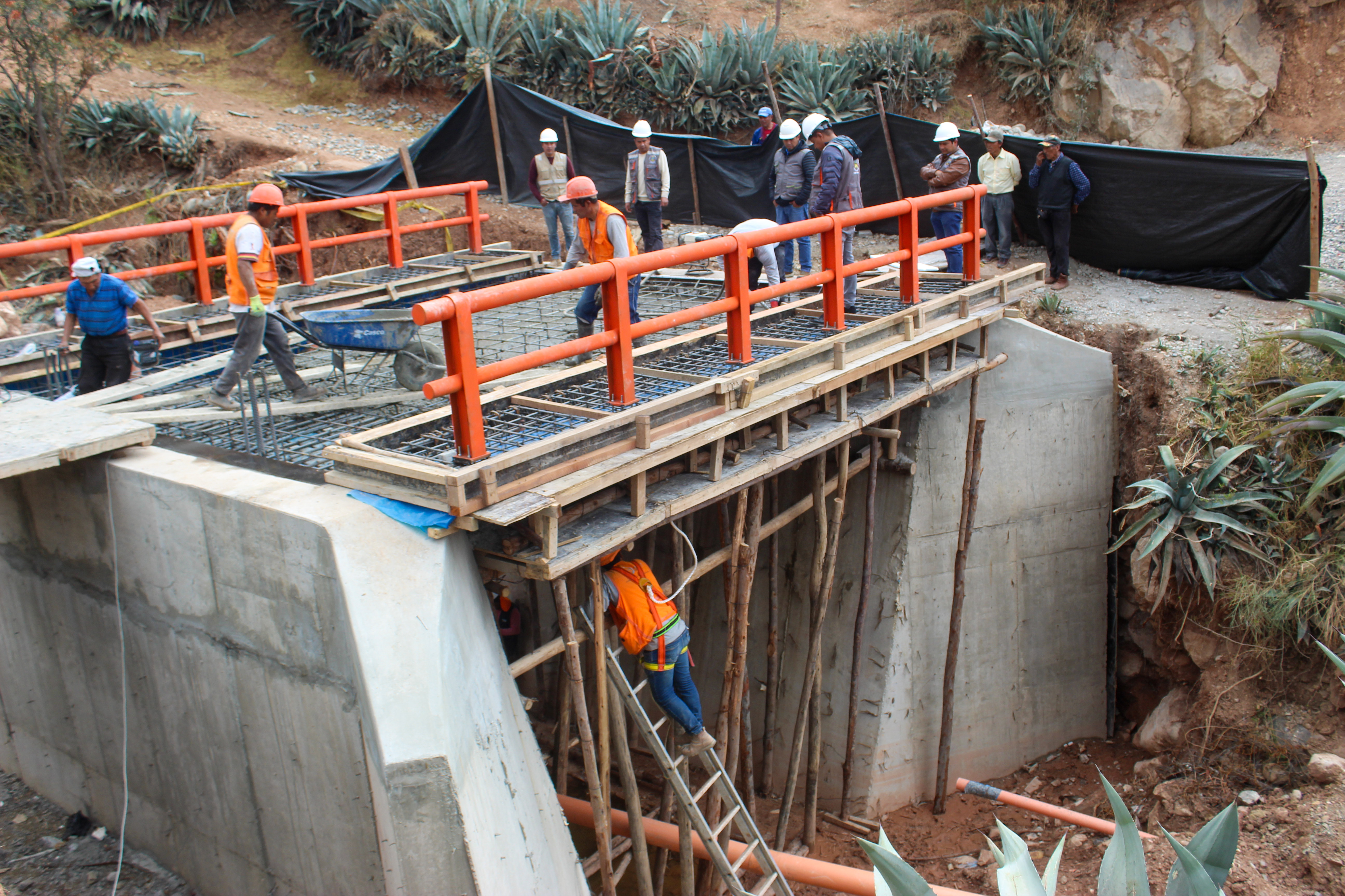 Alcalde Provincial supervisa el avance del proyecto de renovación del puente Huyuchaca