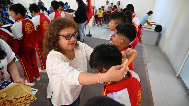 Directora entrega medallas a primeros puestos en JEDPA 2023 etapa UGEL 05 
