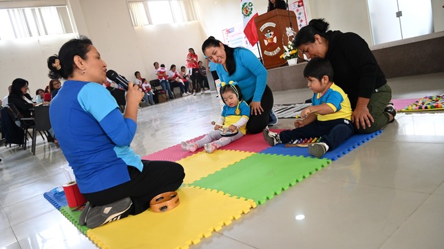 Profesora junto a pequeños de los PRITES en una demostración del trabajo que se realiza diariamente.