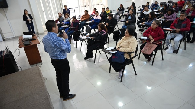 Expositor del Minedu durante capacitación a auxiliares.
