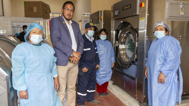 Fotografía de las nuevas lavadoras  del personal con el director de la Red de Salud Sánchez carrión