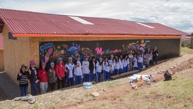 Escolares participando de la muralización