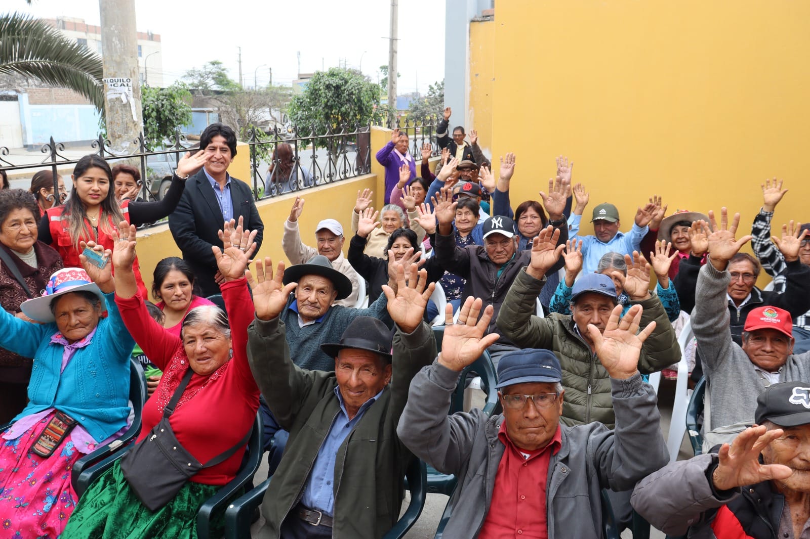 Gracias a la decisión política de nuestra primera autoridad Lic. Elmer Calderón Carrasco , de impulsar a gestores municipales para atender a los adultos mayores, hoy tiene uno de los logros más representativos obtenidos en los últimos 12 años.
Con el arduo trabajo municipal, se han realizado diversas visitas domiciliarias en todas las Comunidades Campesinas y caseríos del distrito, con el fin de captar e insertar a más beneficiarios al Programa del Ministerio de Desarrollo e Inclusión Social, esta acción nos ha permitido en la actualidad ampliar la cantidad de beneficiarios:
Como referencia, desde octubre 2011 hasta diciembre 2022 se obtuvo 168 beneficiarios. Sin embargo, en la actual gestión desde enero 2023 hasta octubre 2023 se insertó a 𝟳𝟮 nuevos usuarios obteniendo un acumulado de 𝟮𝟰𝟬 afiliados en total
El área de Desarrollo Humano e Inclusión Social, en horas de la mañana del lunes 16, reunió a los adultos mayores que son los nuevos beneficiarios en la oficina de enlace de la Municipalidad Distrital de Ihuarí ubicada en Huaral, para guiarlos y resguardándolos en todo momento en el Banco de La Nación en la víspera de su primer cobro.
A su vez, se generó un breve momento de compartir, brindándoles orientación, en compañía de sus familiares, quienes de manera satisfactoria saludaron el gesto humanitario que lidera el alcalde.
#MunicipalidadDistritalIhuarí
#IhuaríFuturoDeTodos
#ElmerCalderónCarrasco
#TrabajamosPorTi