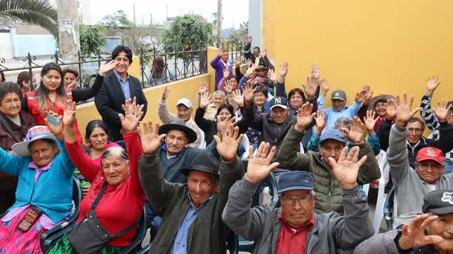 Gracias a la decisión política de nuestra primera autoridad Lic. Elmer Calderón Carrasco , de impulsar a gestores municipales para atender a los adultos mayores, hoy tiene uno de los logros más representativos obtenidos en los últimos 12 años. 
Con el arduo trabajo municipal, se han realizado diversas visitas domiciliarias en todas las Comunidades Campesinas y caseríos del distrito, con el fin de captar e insertar a más beneficiarios al Programa del Ministerio de Desarrollo e Inclusión Social, esta acción nos ha permitido en la actualidad ampliar la cantidad de beneficiarios: 
 Como referencia, desde octubre  2011 hasta diciembre 2022 se obtuvo 168 beneficiarios. Sin embargo, en la actual gestión desde enero 2023 hasta octubre 2023 se insertó a 𝟳𝟮 nuevos usuarios obteniendo un acumulado de 𝟮𝟰𝟬 afiliados en total
El área de Desarrollo Humano e Inclusión Social, en horas de la mañana del lunes 16, reunió a los adultos mayores que son los nuevos beneficiarios en la oficina de enlace de la Municipalidad Distrital de Ihuarí ubicada en Huaral, para guiarlos y resguardándolos en todo momento en el Banco de La Nación en la víspera de su primer cobro. 
A su vez, se generó un breve momento de compartir, brindándoles orientación, en compañía de sus familiares, quienes de manera satisfactoria saludaron el gesto humanitario que lidera el alcalde.
#MunicipalidadDistritalIhuarí
#IhuaríFuturoDeTodos
#ElmerCalderónCarrasco
#TrabajamosPorTi