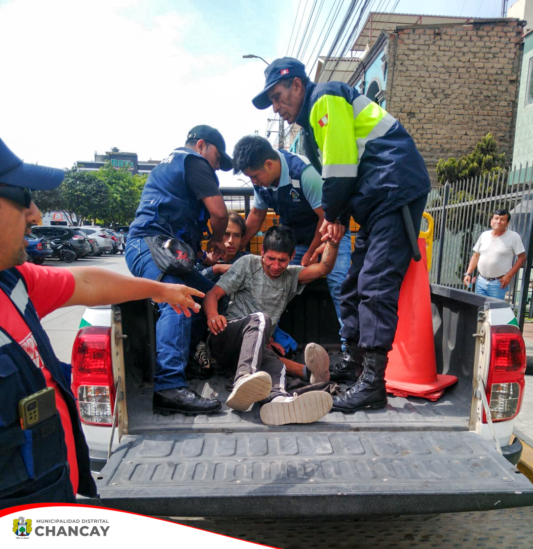 El personal del área operativa de fiscalización y control, y seguridad ciudadana, se complacen en informar sobre el éxito de una operación que llevó a la recaptura de presuntos delincuentes.