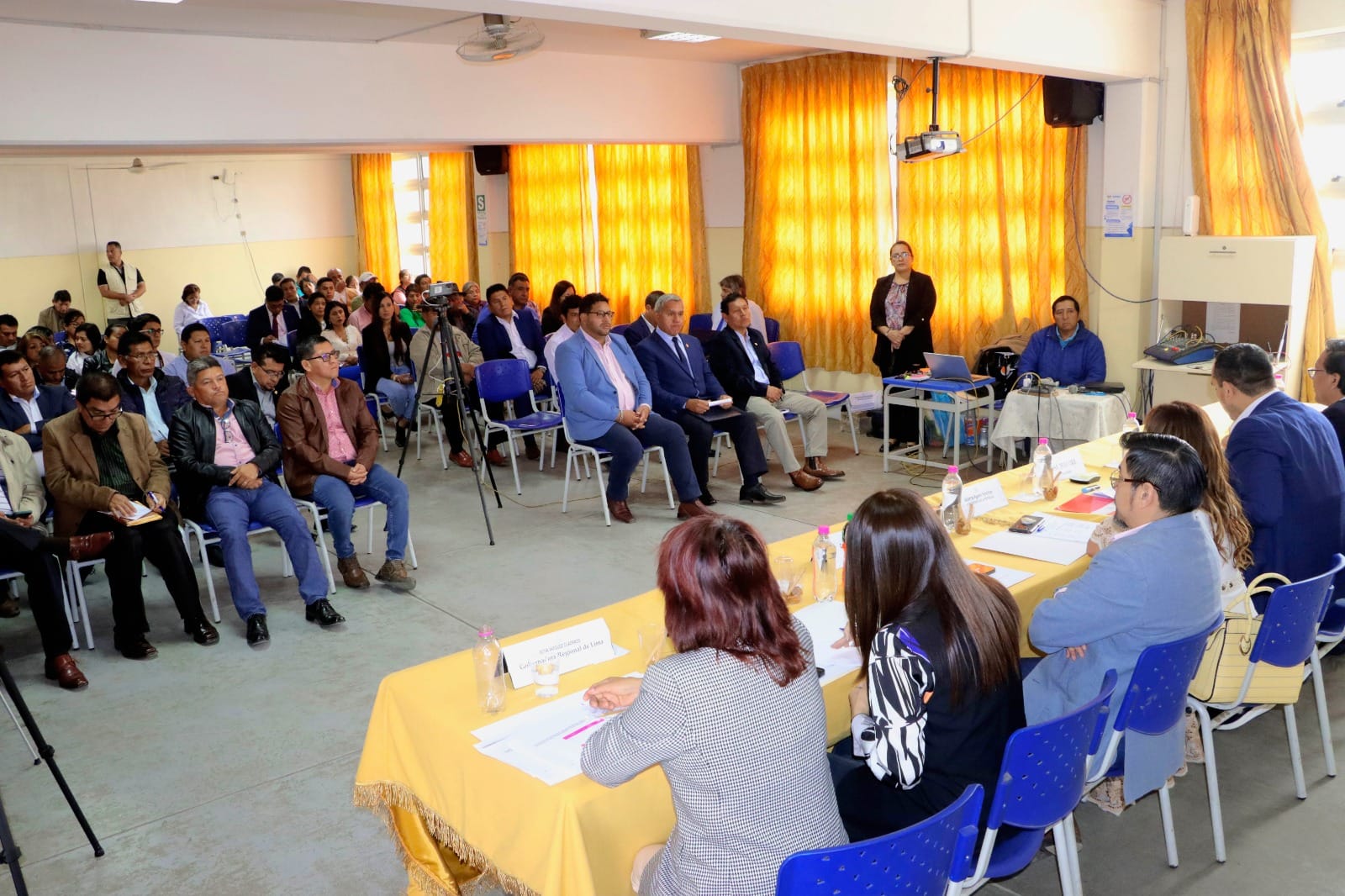 Alcalde C谩rdenas expone prioridades ante Comisi贸n de Presupuesto del Congreso en visita a Huaral
