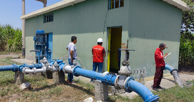 La Contraloría General alertó a la Municipalidad Distrital de Nepeña, entidad a cargo de los servicios de saneamiento en la zona, sobre la falta de cloración del agua distribuida para el consumo humano y el inadecuado tratamiento de las aguas residuales en el centro poblado San Jacinto, deficiencias que podrían generar riesgos a la salud de más de 7000 habitantes.