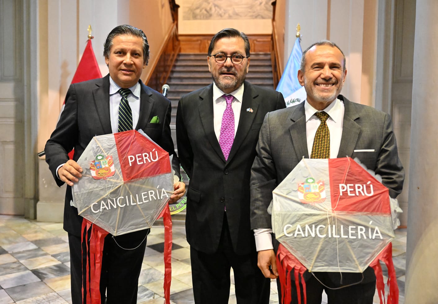 Inauguran la exposición “Barriletes de Guatemala” en el Centro Cultural Inca Garcilaso