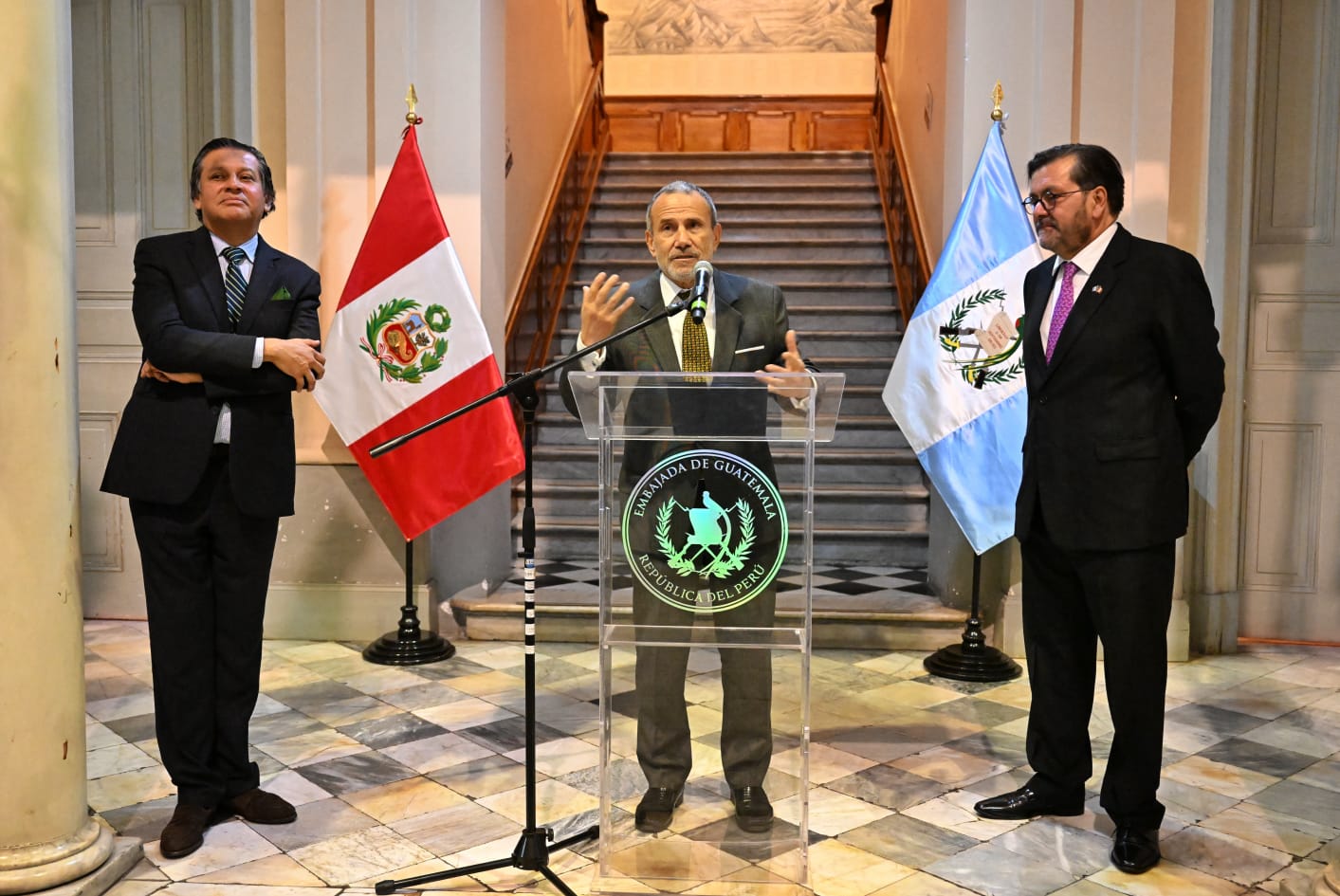 Inauguran la exposición “Barriletes de Guatemala” en el Centro Cultural Inca Garcilaso