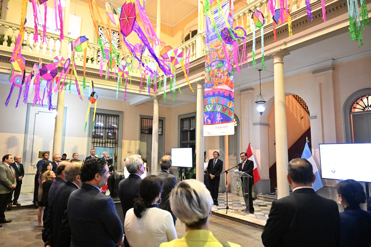Inauguran la exposición “Barriletes de Guatemala” en el Centro Cultural Inca Garcilaso