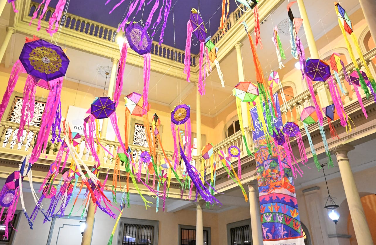 Inauguran la exposición “Barriletes de Guatemala” en el Centro Cultural Inca Garcilaso