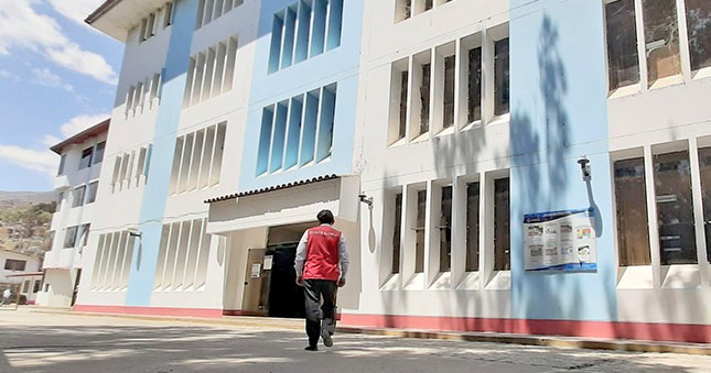La Contraloría General de la República detectó irregularidades en la licitación pública para la construcción de la Institución Educativa “Mi Pequeño Mundo” de la localidad de Yanag en el distrito de Pillco Marca. El Gobierno Regional de Huánuco otorgó la buena pro al consorcio que presentó documentación falsa, pero a pesar de ello firmaron el contrato por S/ 5.7 millones.