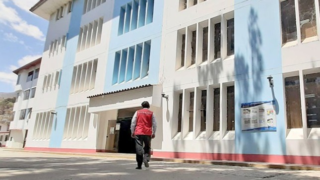 La Contraloría General de la República detectó irregularidades en la licitación pública para la construcción de la Institución Educativa “Mi Pequeño Mundo” de la localidad de Yanag en el distrito de Pillco Marca. El Gobierno Regional de Huánuco otorgó la buena pro al consorcio que presentó documentación falsa, pero a pesar de ello firmaron el contrato por S/ 5.7 millones. 