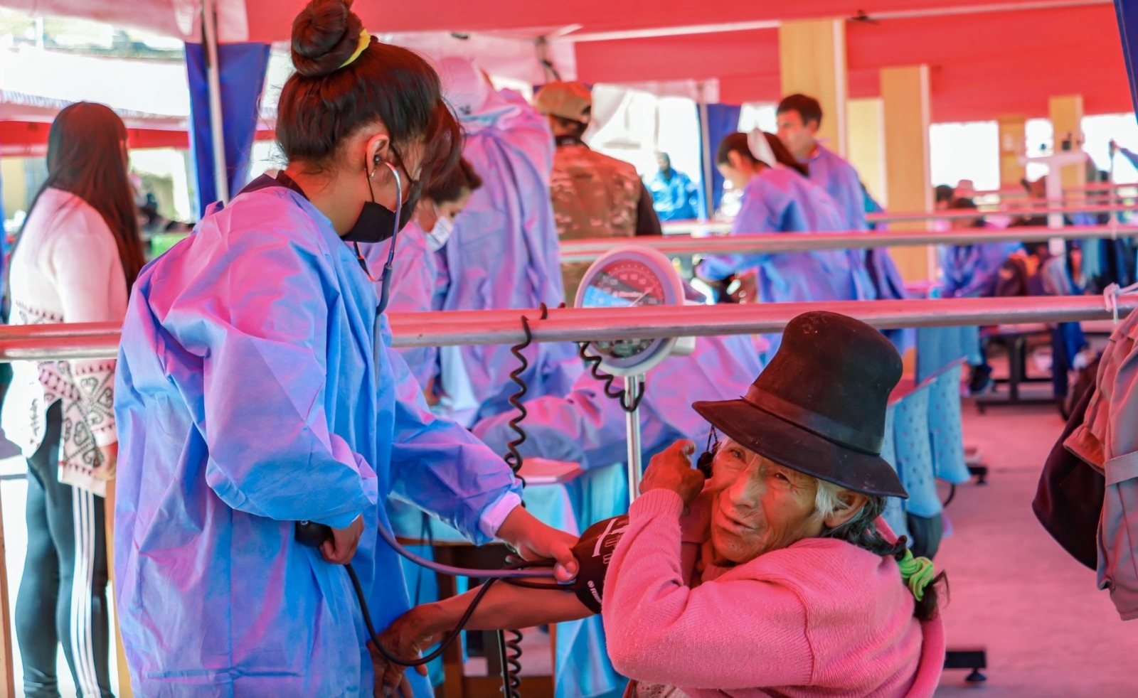 Cusco pobladores de zona altoandina de Coporaque reciben atención especializada en campaña cívica multisectorial