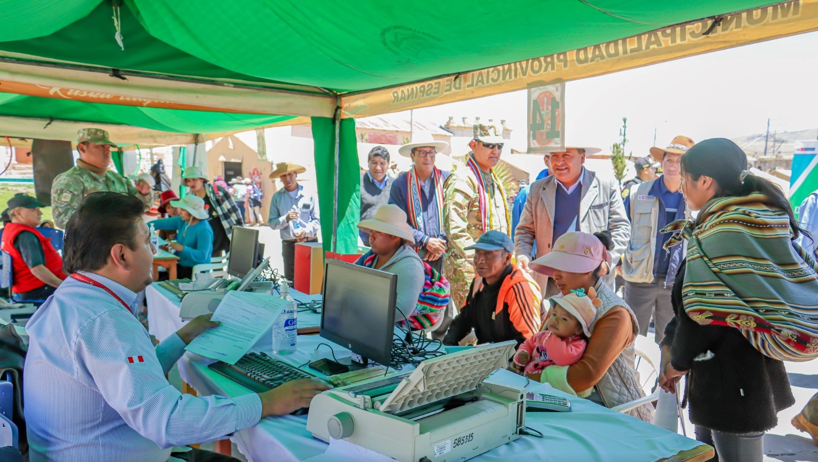 Cusco pobladores de zona altoandina de Coporaque reciben atención especializada en campaña cívica multisectorial