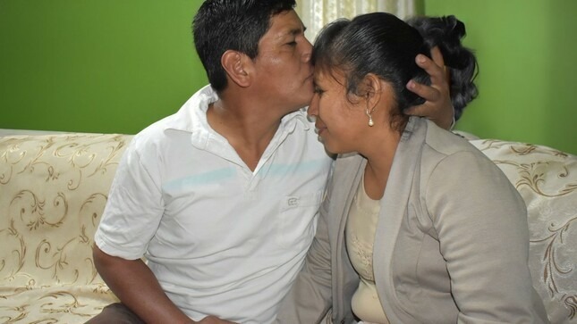 Esposos logran vencer el cáncer tras un adecuado tratamiento y acompañamiento de especialistas del hospital de Ayacucho y del INEN