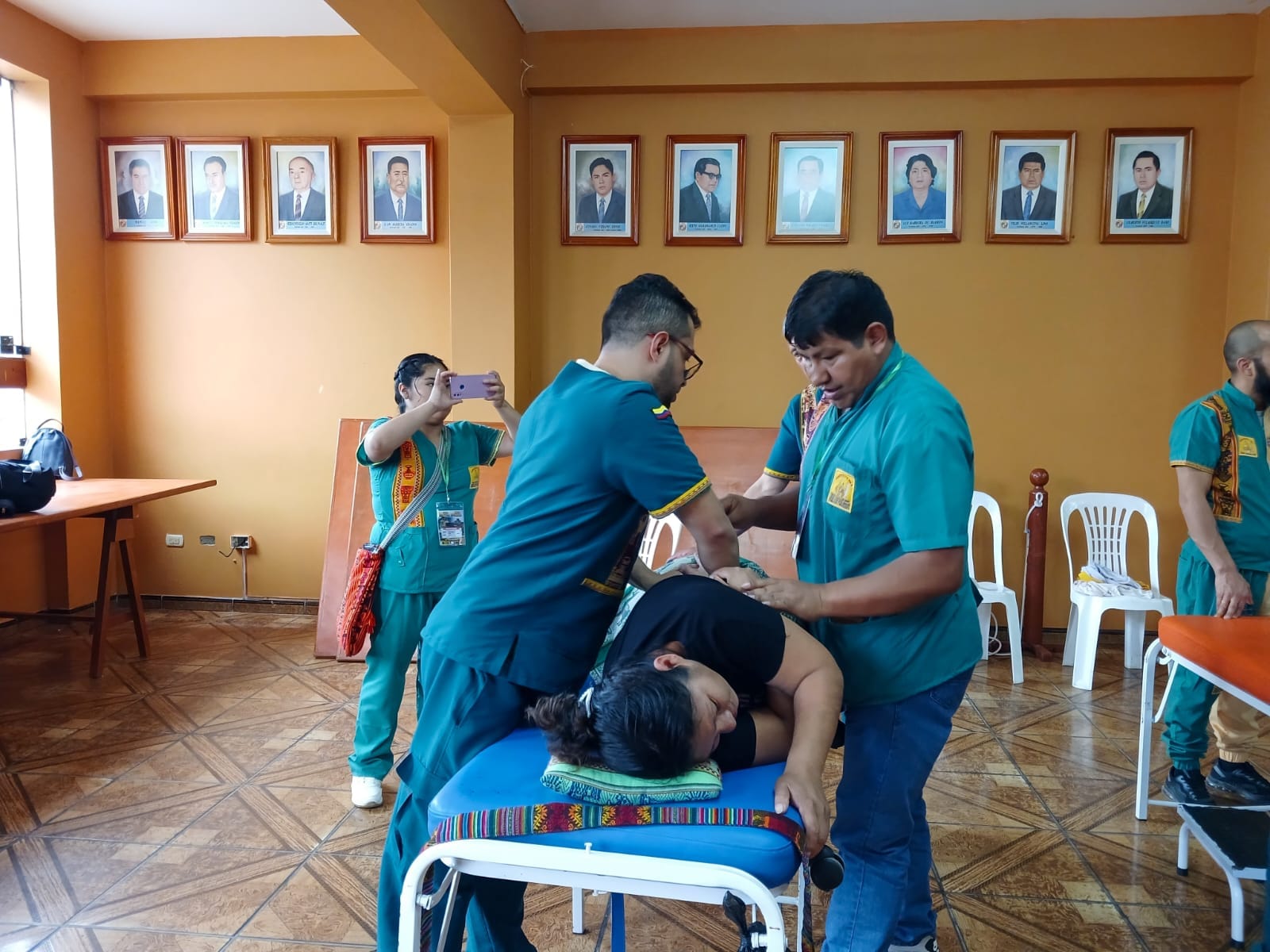 MUNICIPALIDAD DISTRITAL DE HUAURA Y EL INSTITUTO EN MEDICINA TRADICIONAL QUIROPRAXIA INKA UNEN ESFUERZOS EN CAMPAÑA GRATUITA DE TRATAMIENTO PARA PROBLEMAS DE COLUMNA VERTEBRAL