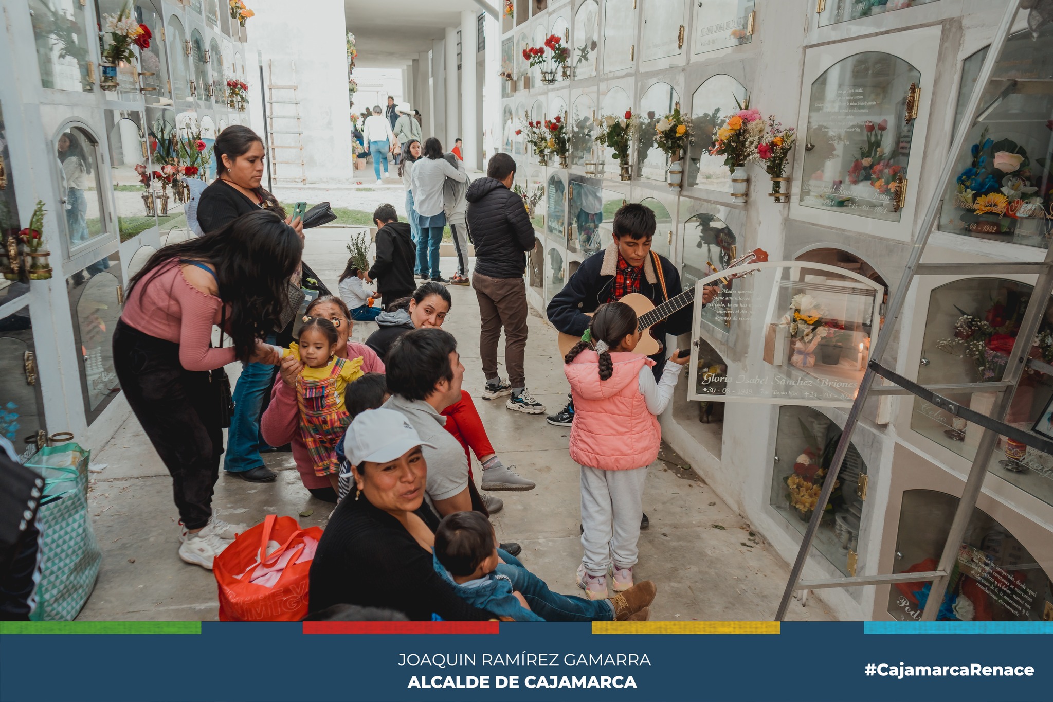La Municipalidad Provincial de Cajamarca, en su compromiso constante de mantener una ciudad ordenada y limpia, despleg贸 una serie de acciones preventivas para garantizar la comodidad de los visitantes, tanto turistas como lugare帽os que acudieron a honrar a sus seres queridos. Se logr贸 una organizaci贸n ejemplar en cada uno de los accesos al cementerio, gracias a la colaboraci贸n del personal de serenazgo, que patrull贸 en diversas zonas, la subgerencia de salud, que puso a disposici贸n una cl铆nica m贸vil, as铆 como el equipo de trabajadores de limpieza p煤blica y embellecimiento urbano. Adem谩s, nuestro personal de la gerencia de Transportes y Seguridad Vial, realiz贸 una importante labor para descongestionar el transporte en calles aleda帽as.
馃憠En el mismo contexto, se coordin贸 eficazmente con los comerciantes que se acercaron a la zona, brind谩ndoles espacios adecuados que permitieron el libre tr谩nsito de los visitantes. Esta exitosa labor de colaboraci贸n garantiz贸 que todos los presentes pudieran rendir homenaje a sus seres queridos en un ambiente ordenado y respetuoso, demostrando una vez m谩s el compromiso de la Municipalidad Provincial de Cajamarca con la comunidad y el mantenimiento de la ciudad.
鉁匘ecenas de cajamarquinos agradecieron las acciones de la comuna local, teniendo en cuenta que por a帽os atr谩s siempre ha sido un caos y desorden por parte de todos los vendedores ambulantes.