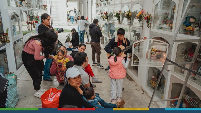 La Municipalidad Provincial de Cajamarca, en su compromiso constante de mantener una ciudad ordenada y limpia, desplegó una serie de acciones preventivas para garantizar la comodidad de los visitantes, tanto turistas como lugareños que acudieron a honrar a sus seres queridos. Se logró una organización ejemplar en cada uno de los accesos al cementerio, gracias a la colaboración del personal de serenazgo, que patrulló en diversas zonas, la subgerencia de salud, que puso a disposición una clínica móvil, así como el equipo de trabajadores de limpieza pública y embellecimiento urbano. Además, nuestro personal de la gerencia de Transportes y Seguridad Vial, realizó una importante labor para descongestionar el transporte en calles aledañas. 
👉En el mismo contexto, se coordinó eficazmente con los comerciantes que se acercaron a la zona, brindándoles espacios adecuados que permitieron el libre tránsito de los visitantes. Esta exitosa labor de colaboración garantizó que todos los presentes pudieran rendir homenaje a sus seres queridos en un ambiente ordenado y respetuoso, demostrando una vez más el compromiso de la Municipalidad Provincial de Cajamarca con la comunidad y el mantenimiento de la ciudad. 
✅Decenas de cajamarquinos agradecieron las acciones de la comuna local, teniendo en cuenta que por años atrás siempre ha sido un caos y desorden por parte de todos los vendedores ambulantes. 