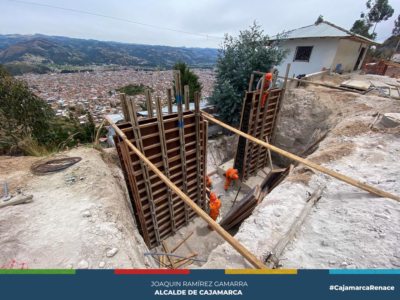 ContinΓΊan avanzando los trabajos en la Avenida Miguel de Cervantes. Esta obra cuenta con un presupuesto de mΓ‘s de 5 millones de soles y abarca desde la cuadra 12 hasta la cuadra 29 en los sectores de San Vicente y El Estanco.