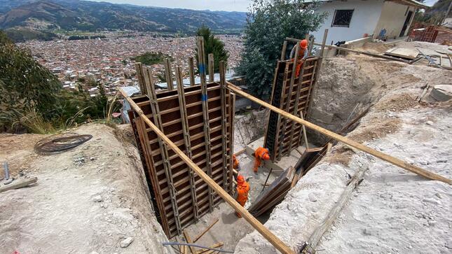 Continúan avanzando los trabajos en la Avenida Miguel de Cervantes. Esta obra cuenta con un  presupuesto de más de 5 millones de soles y abarca desde la cuadra 12 hasta la cuadra 29 en los sectores de San Vicente y El Estanco.