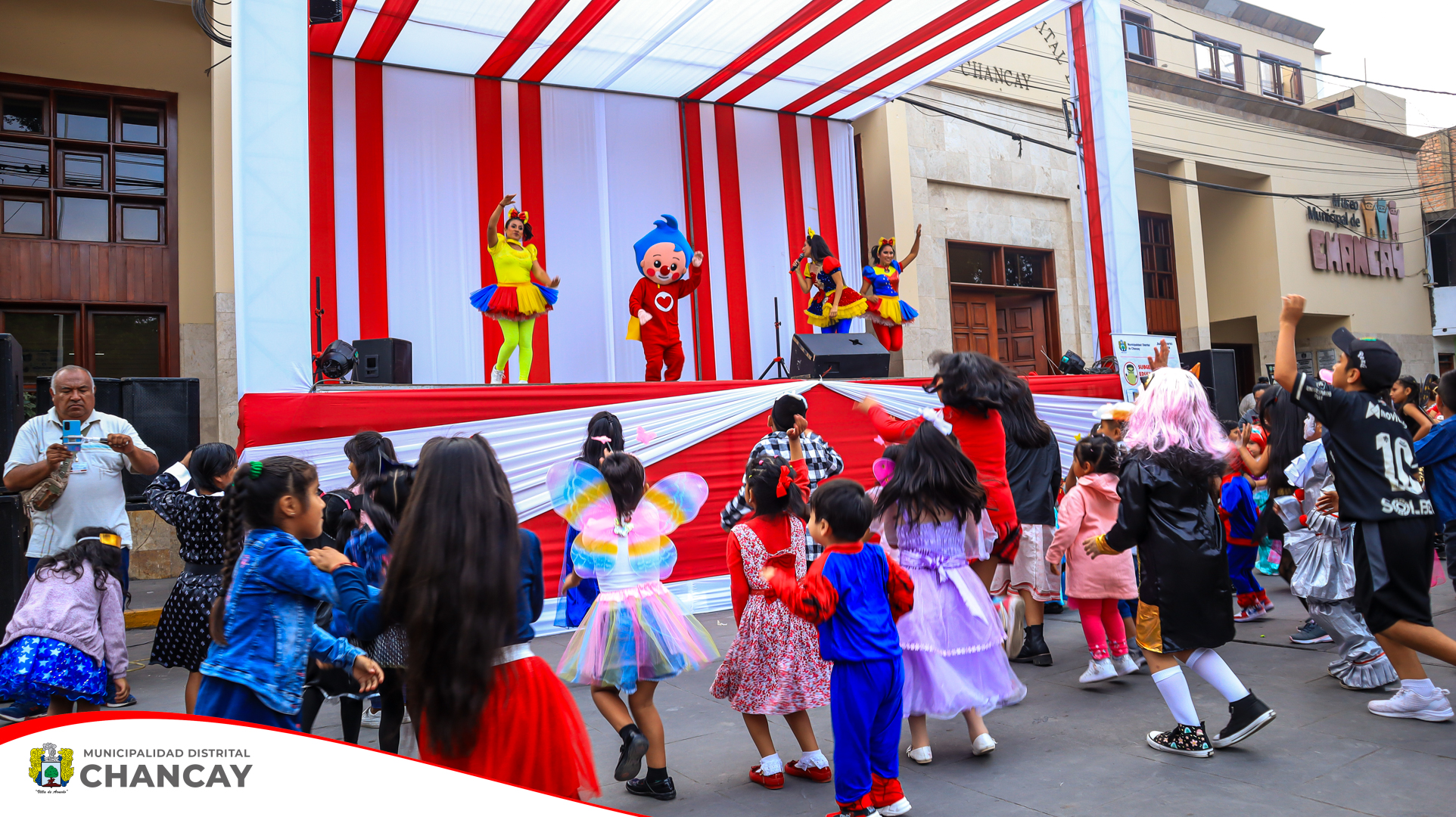 En una tarde llena de diversión y emoción, la Plaza de Armas de Chancay se convirtió en el escenario de un encantador show infantil que deleitó a los niños chancayanos y sus familias.