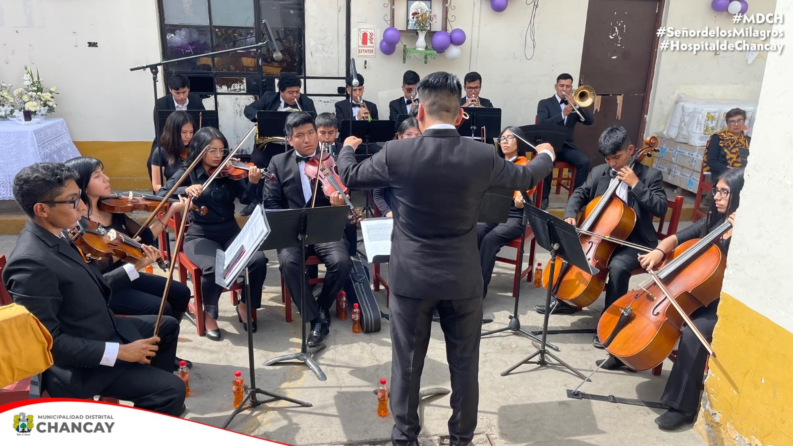 En un ambiente lleno de música y devoción, la comunidad de Chancay se reunió para presenciar un conmovedor homenaje al Santo Patrón del Hospital de Chancay, el Señor de los Milagros.