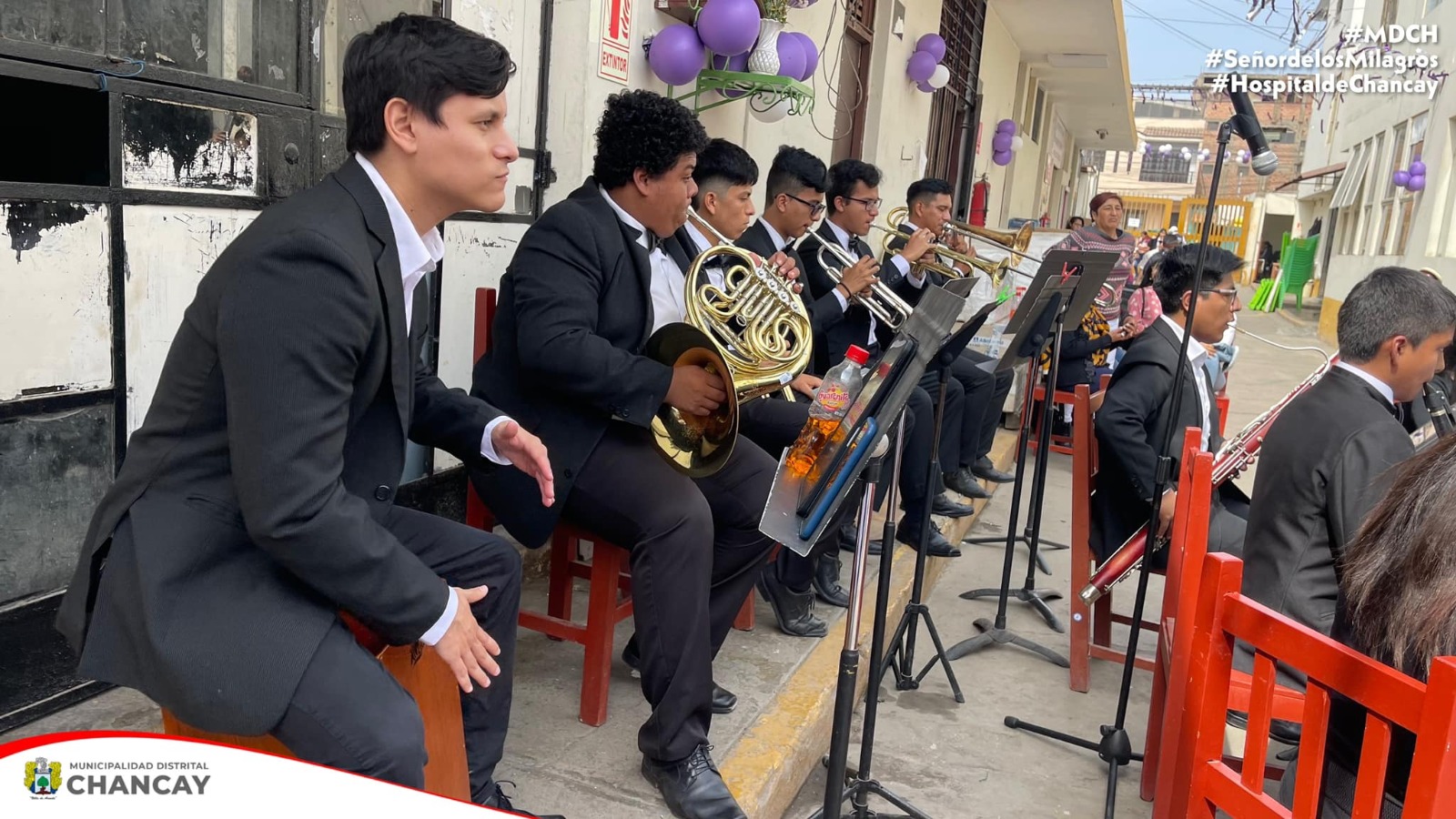En un ambiente lleno de música y devoción, la comunidad de Chancay se reunió para presenciar un conmovedor homenaje al Santo Patrón del Hospital de Chancay, el Señor de los Milagros.