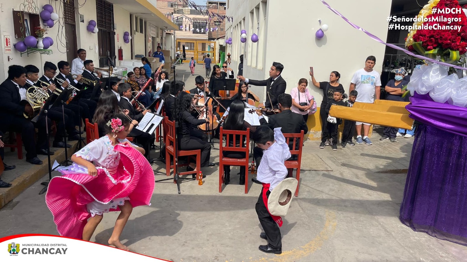 En un ambiente lleno de música y devoción, la comunidad de Chancay se reunió para presenciar un conmovedor homenaje al Santo Patrón del Hospital de Chancay, el Señor de los Milagros.