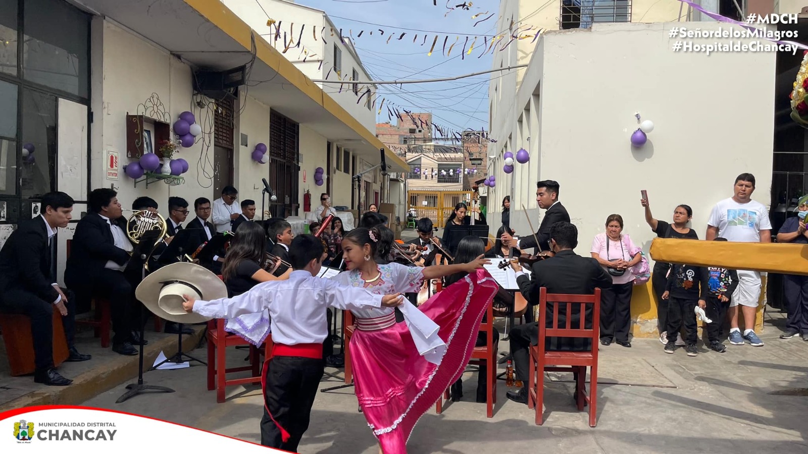 En un ambiente lleno de música y devoción, la comunidad de Chancay se reunió para presenciar un conmovedor homenaje al Santo Patrón del Hospital de Chancay, el Señor de los Milagros.
