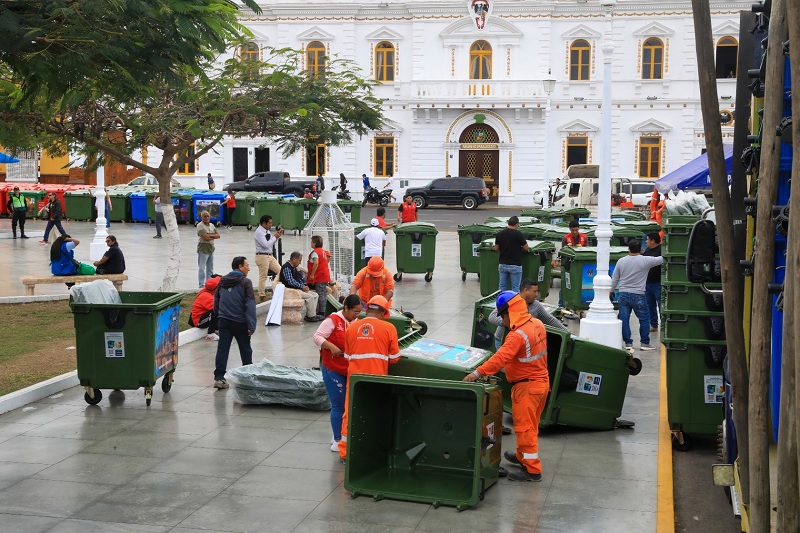 Los contenedores son de polietileno de alta densidad, tienen un peso de 50 kilos y cada uno puede recibir 1,100 litros. 