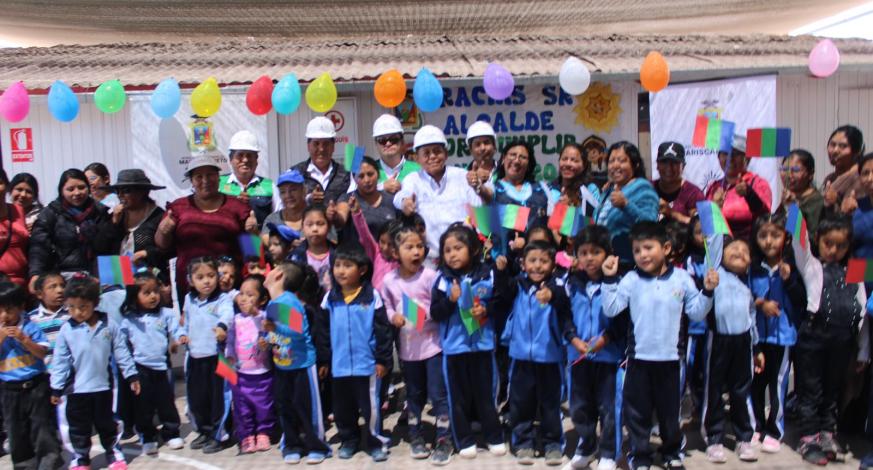 Más de 6 millones 700 mil soles se invertirán a favor de la niñez moqueguana mediante la construcción de un moderno centro educativo inicial. Padres de familia, docentes y niños esta mañana con entusiasmo participaron de la colocación de la primera piedra de la I.E. Inicial N° 344 en la Asociación San Diego del Distrito San Antonio, acto presidido por el Alcalde Provincial John Larry Coayla.