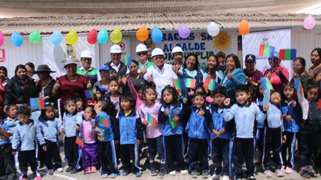 Más de 6 millones 700 mil soles se invertirán a favor de la niñez moqueguana mediante la construcción de un moderno centro educativo inicial. Padres de familia, docentes y niños esta mañana con entusiasmo participaron de la colocación de la primera piedra de la I.E. Inicial N° 344 en la Asociación San Diego del Distrito San Antonio, acto presidido por el Alcalde Provincial John Larry Coayla. 